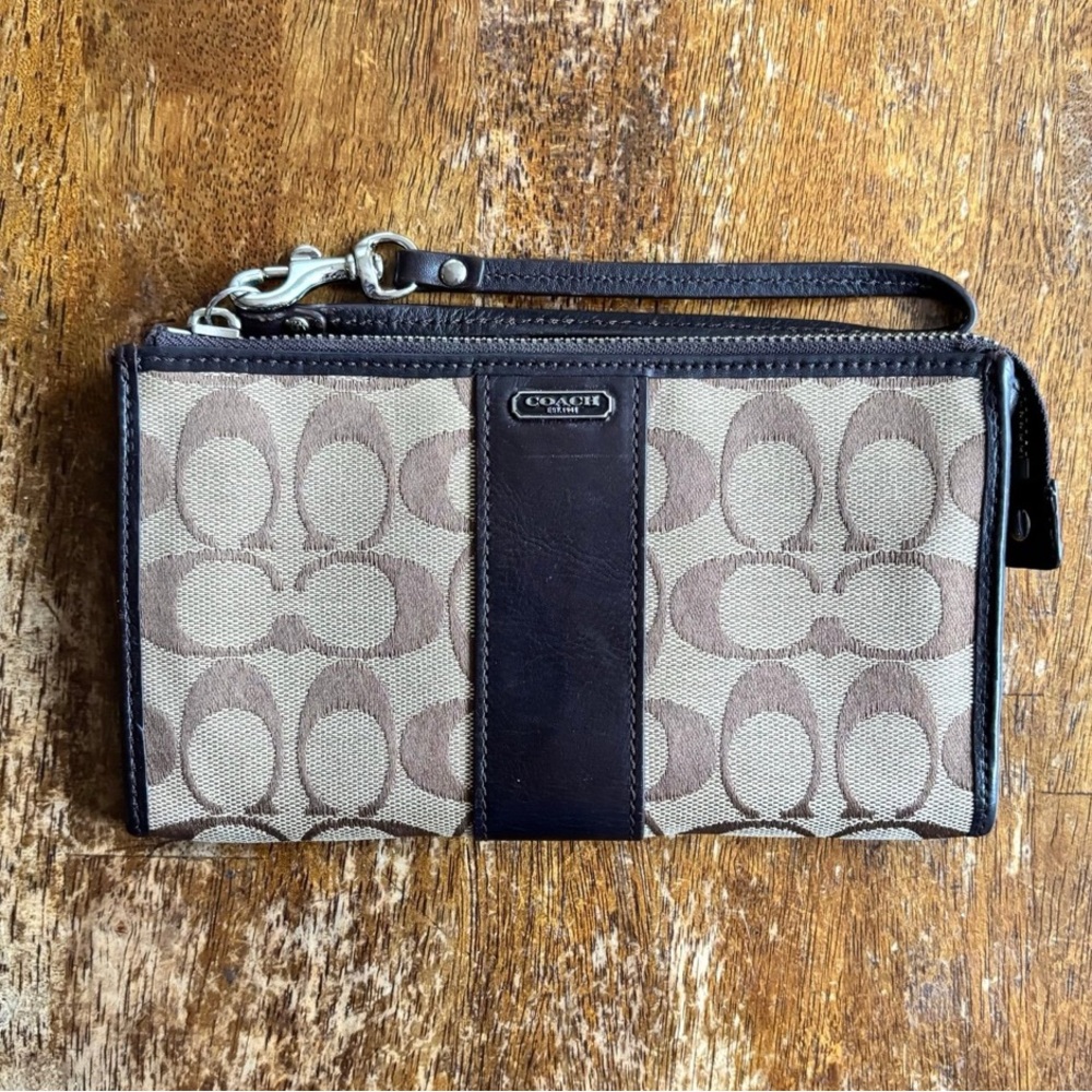 EUC Coach Signature Optic Clutch Zippy Wallet/Wristlet